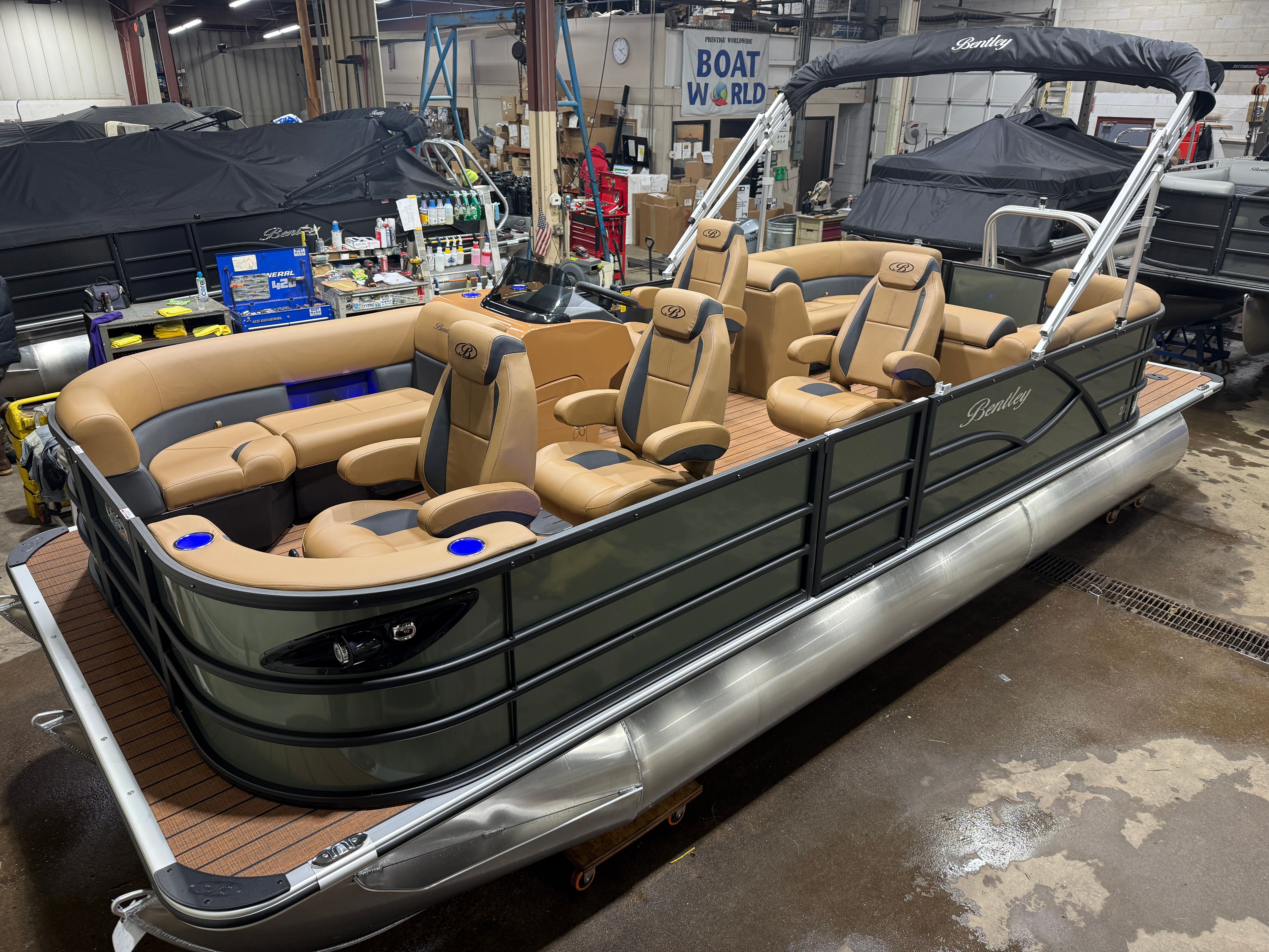 2026 Bentley Pontoons Legacy 223 Navigator DL Quad Lounge Tritoon & Honda 4-Stroke EFI