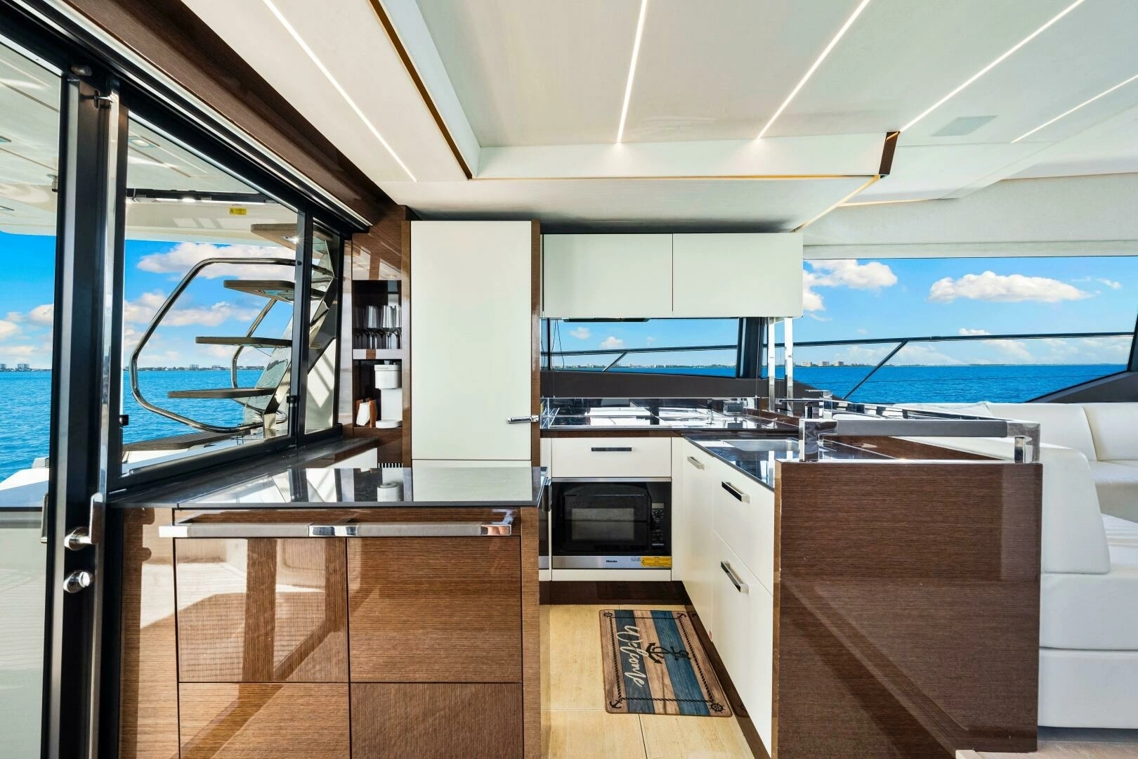 2019 Prestige 630 Flybridge - Image 6