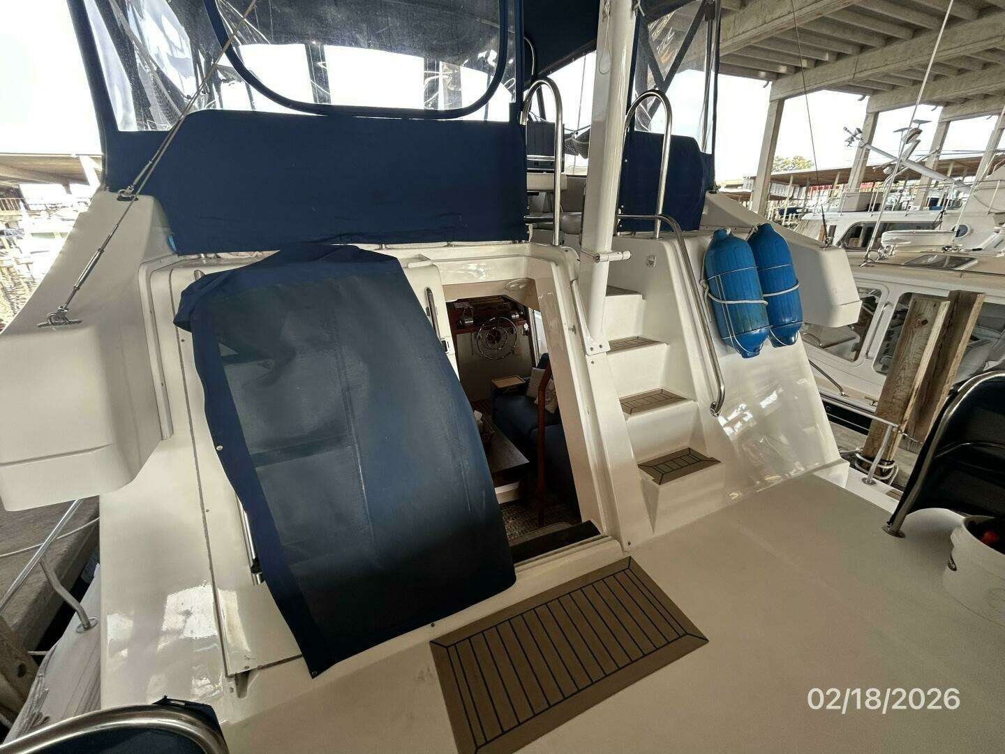 2004 Mainship 430 - Image 25