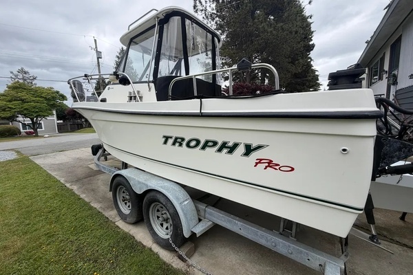 2005 Bayliner Trophy 2052 Walkaround