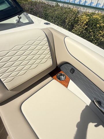 2026 Chris-Craft Bowrider Sportster WALKTHROUGH WINDSHIELD LUXURY B - 27