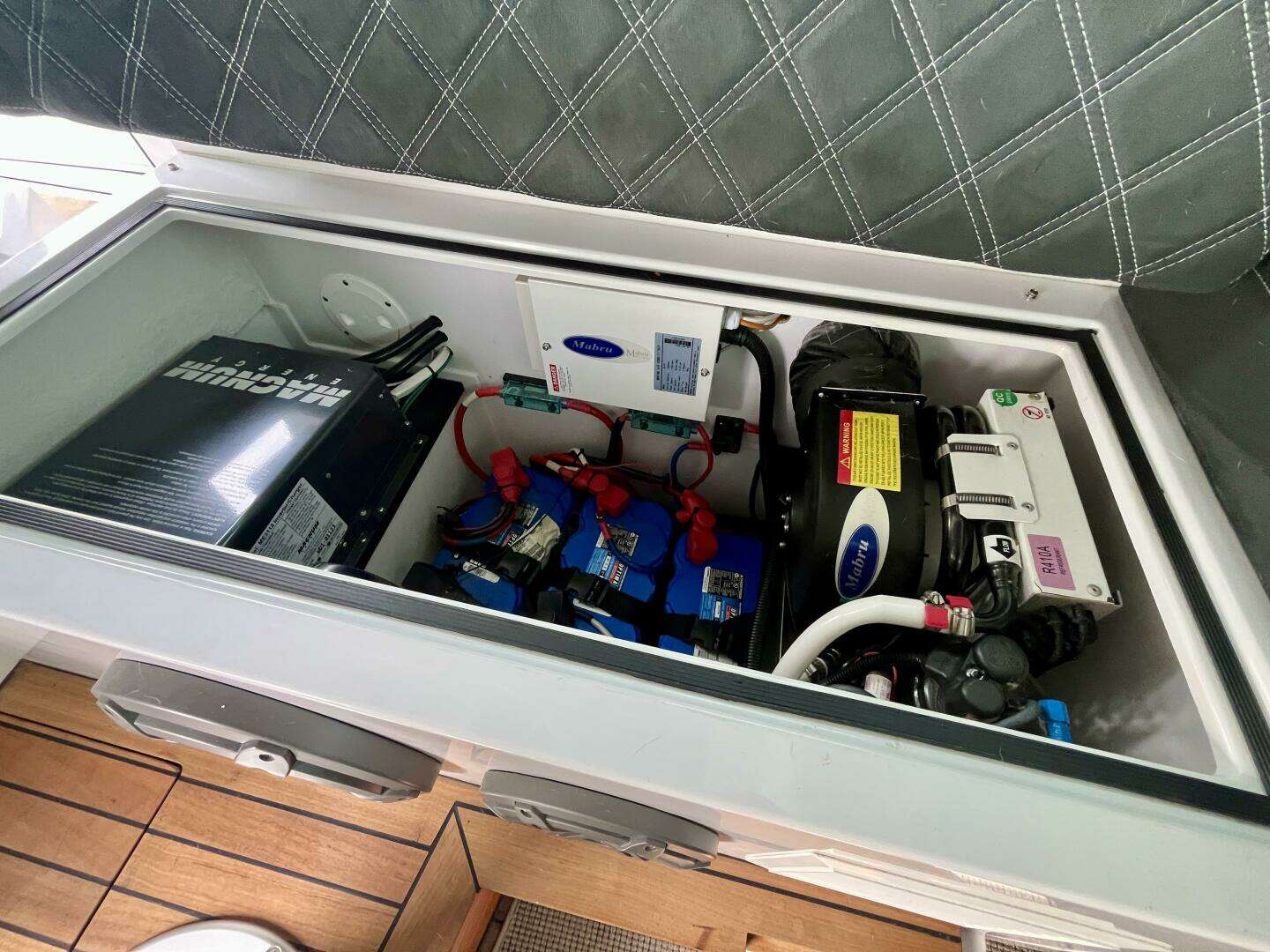 2018 Axopar 37 Sport Cabin R - Image 39
