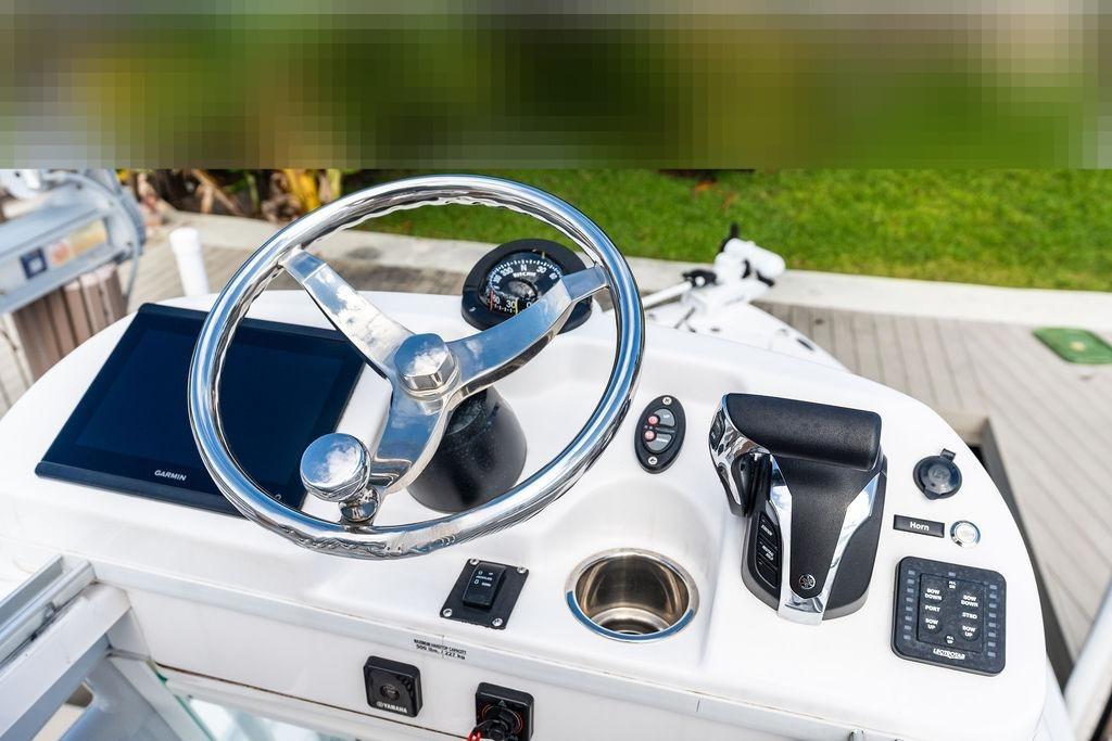 Everglades 243 Center Console 2023 helm with Garmin display.