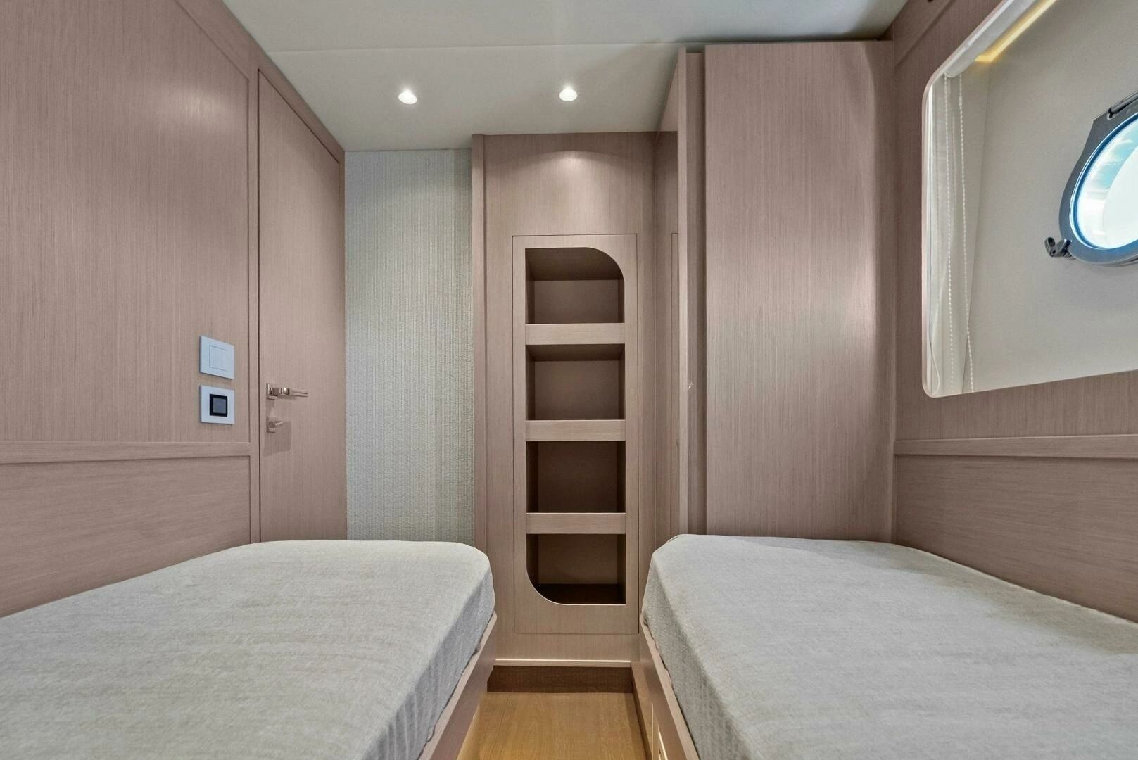 2026 Absolute 70 Navetta - Image 39