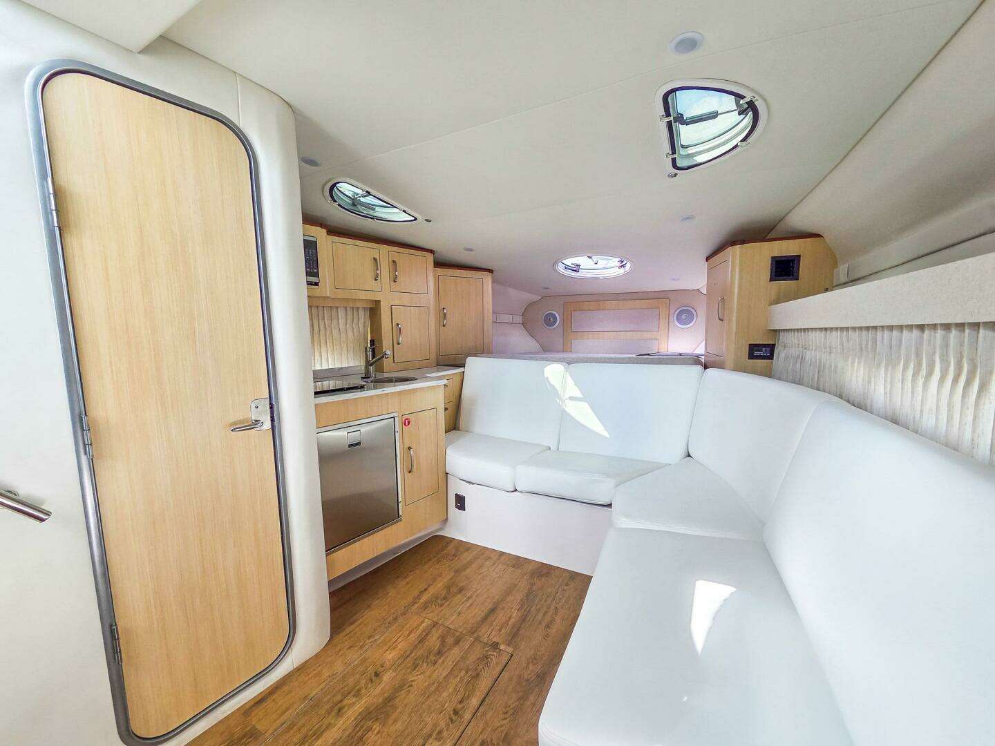 2026 Regal 33 XO - Image 32