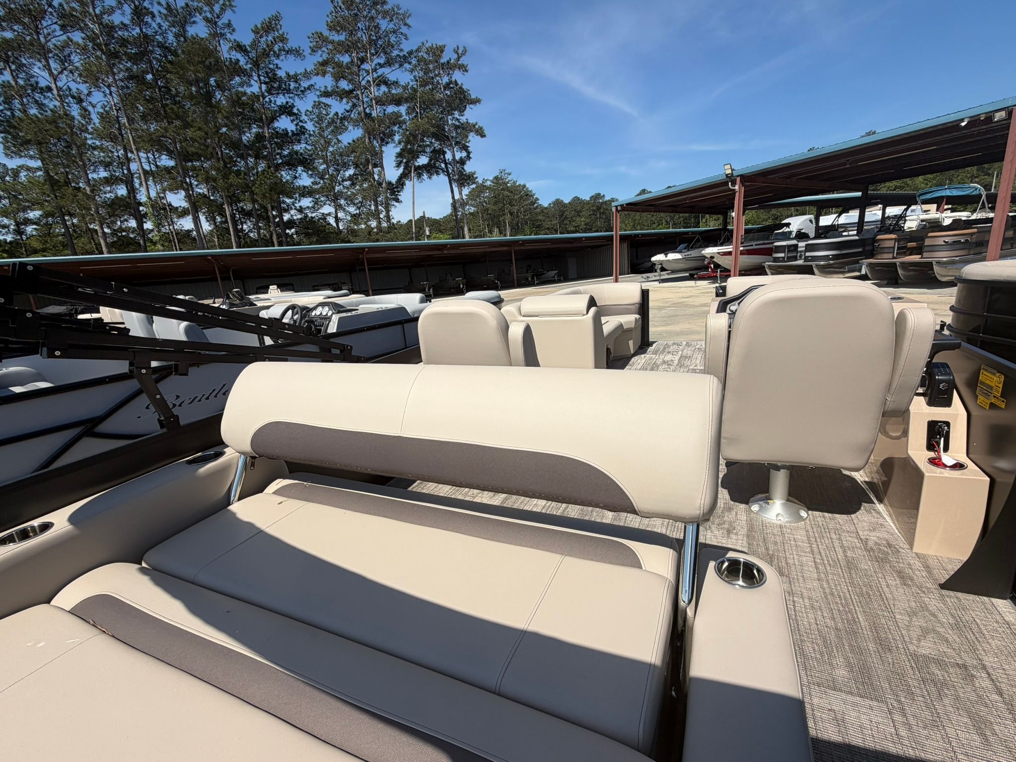 2026 Bentley Pontoons Legacy 240 Swingback - 9