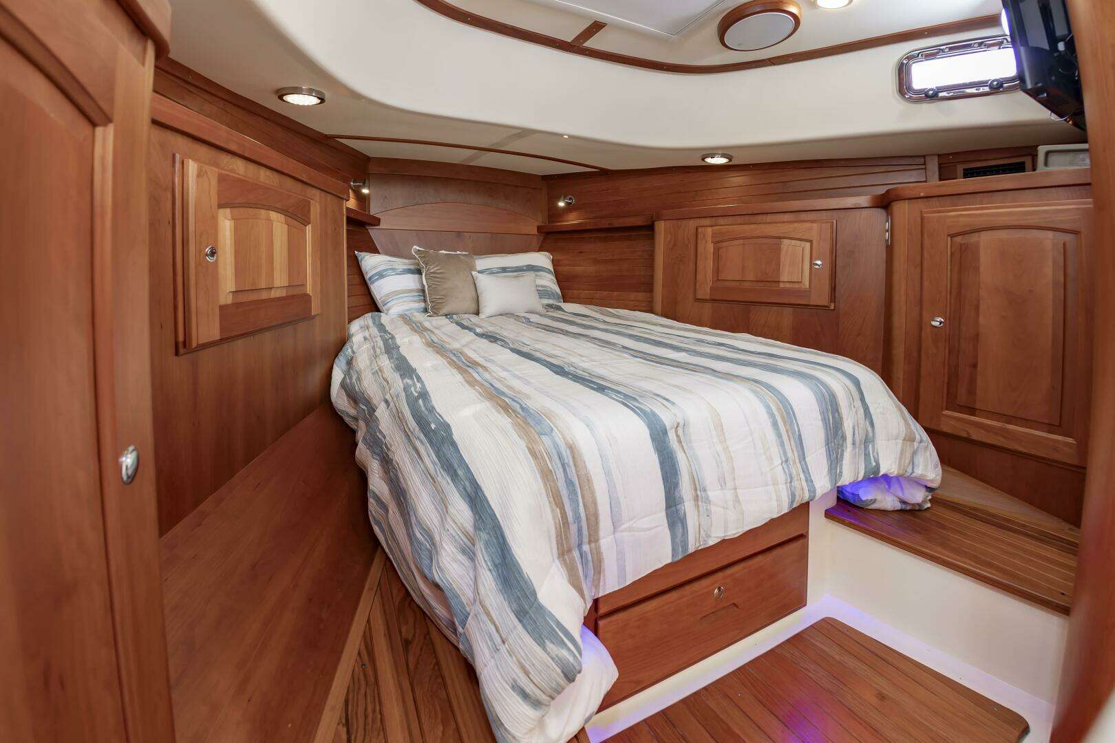 2018 Legacy 36 - Image 31