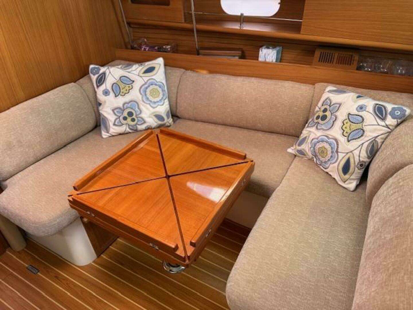 2012 Catalina 355 - Image 26