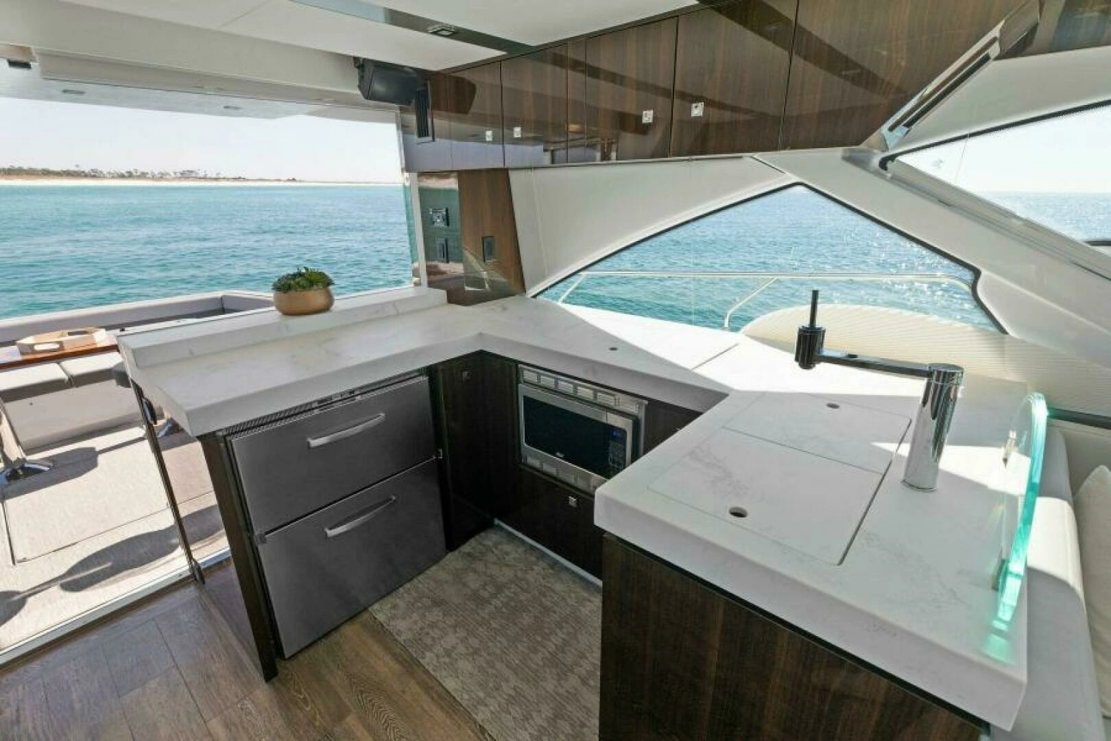 2023 Cruisers Yachts 60 Cantius Fly - Image 3
