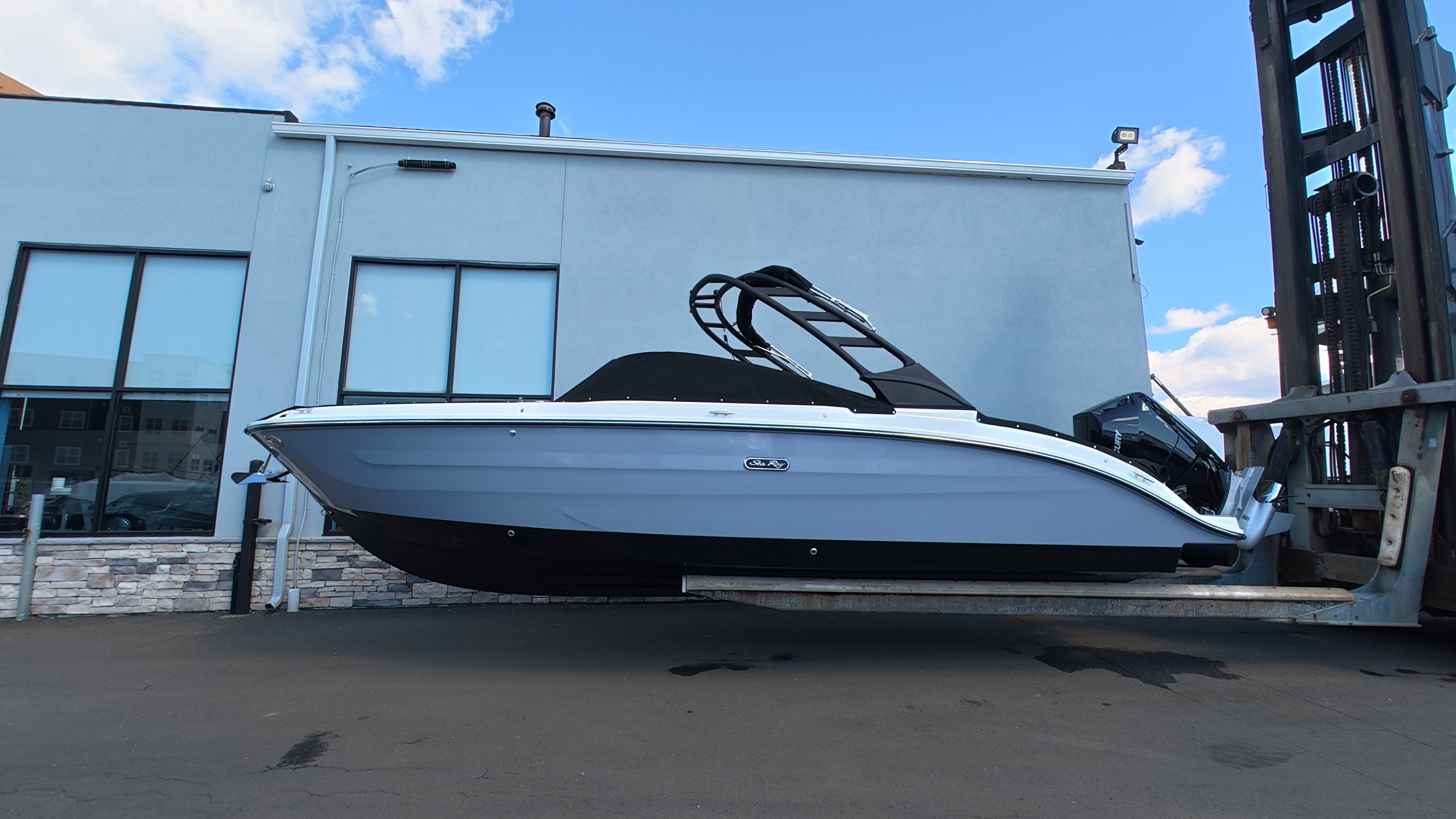 2026 Sea Ray SDX 270 Outboard