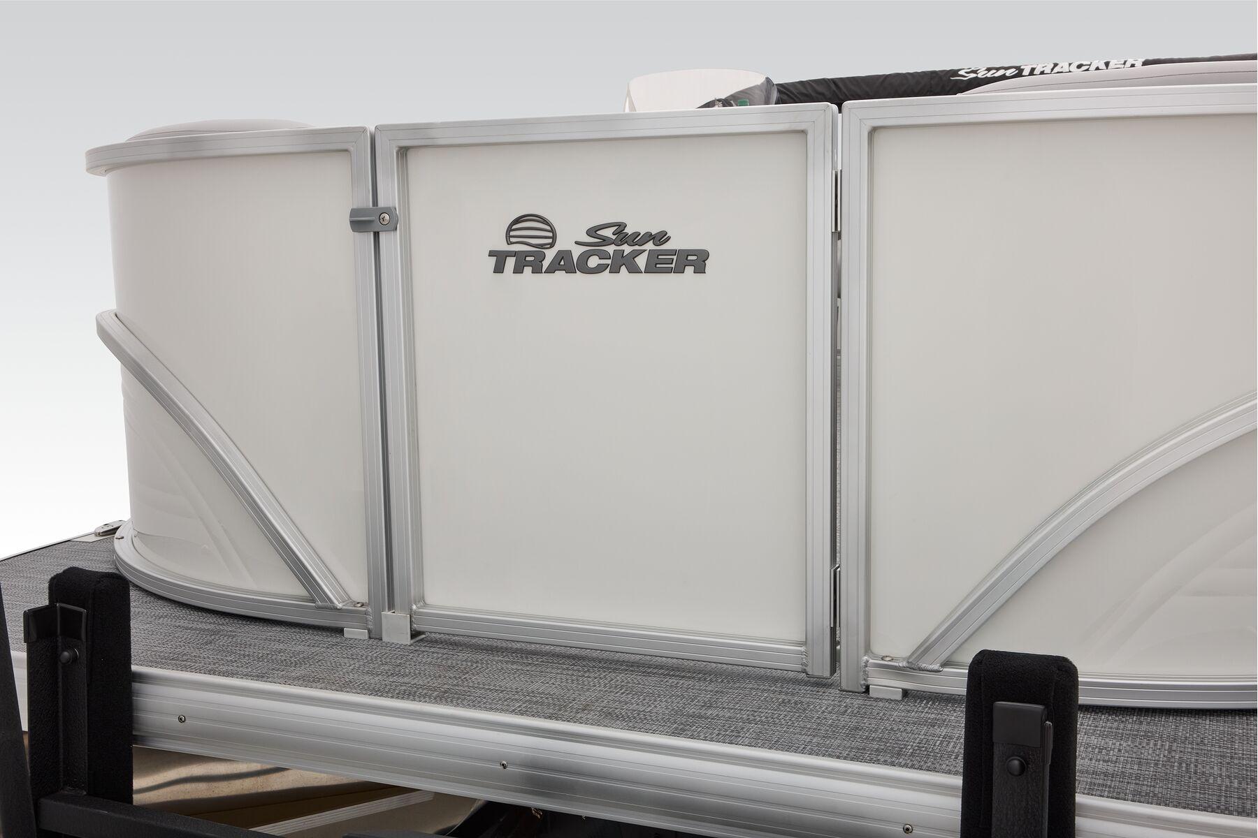 2026 Sun Tracker Party Barge 16 DLX - 12