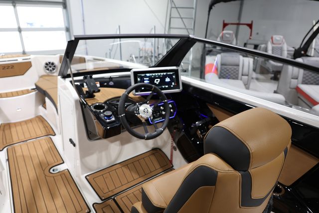 2026 Yamaha Boats 222 SE BOTH COLORS AVAILABLE - 16