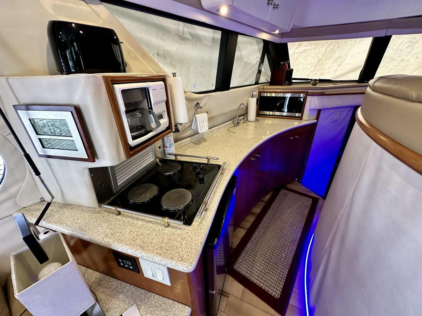 1999 Carver 450 Pilothouse - Image 33
