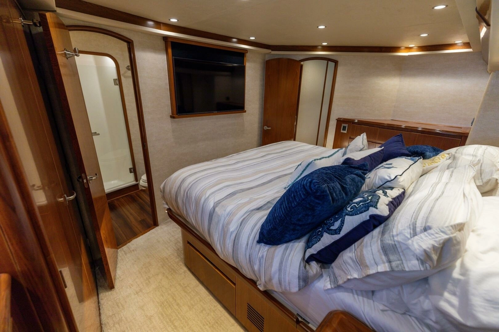 2015 Viking 70 Convertible - Image 15