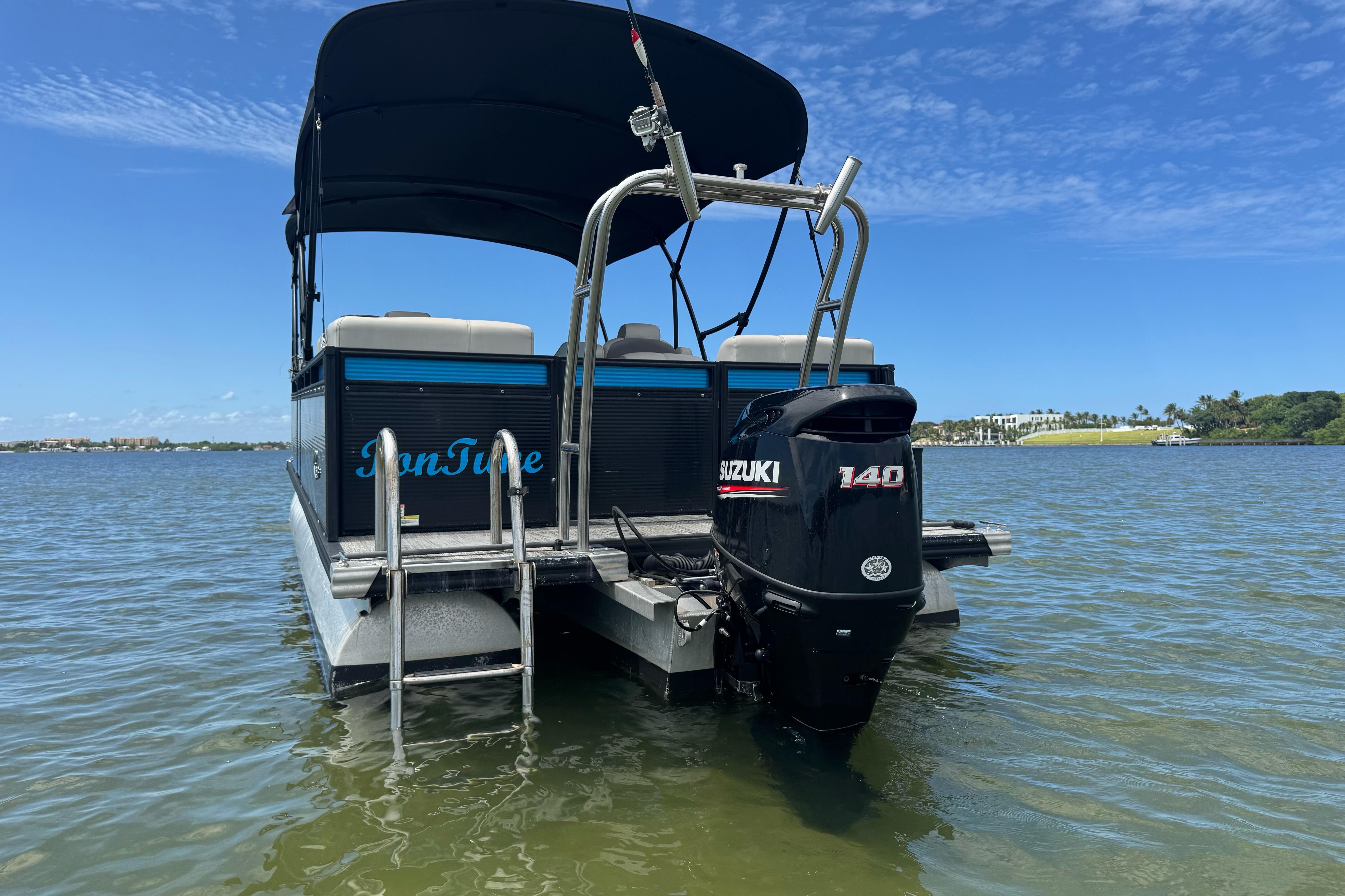 Pontoon boat Qwest Edge 820 CTR 2022 with Suzuki 140 engine on water.