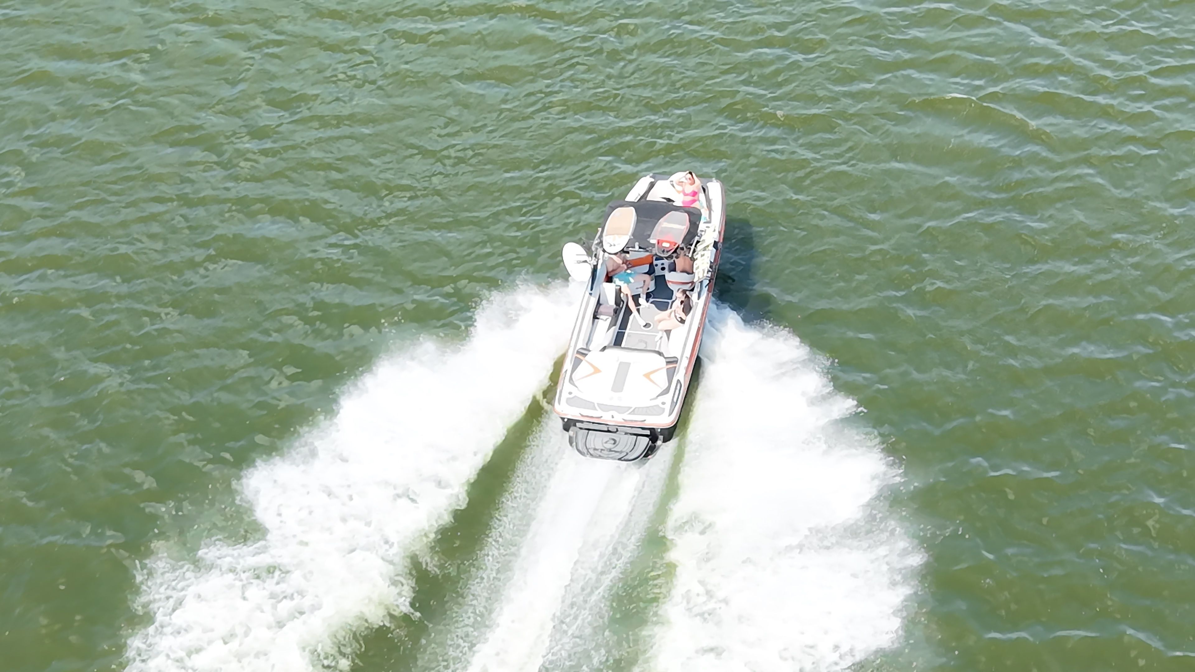 A 2016 Centurion Enzo FS44 speeds across the water, leaving a white wake behind.