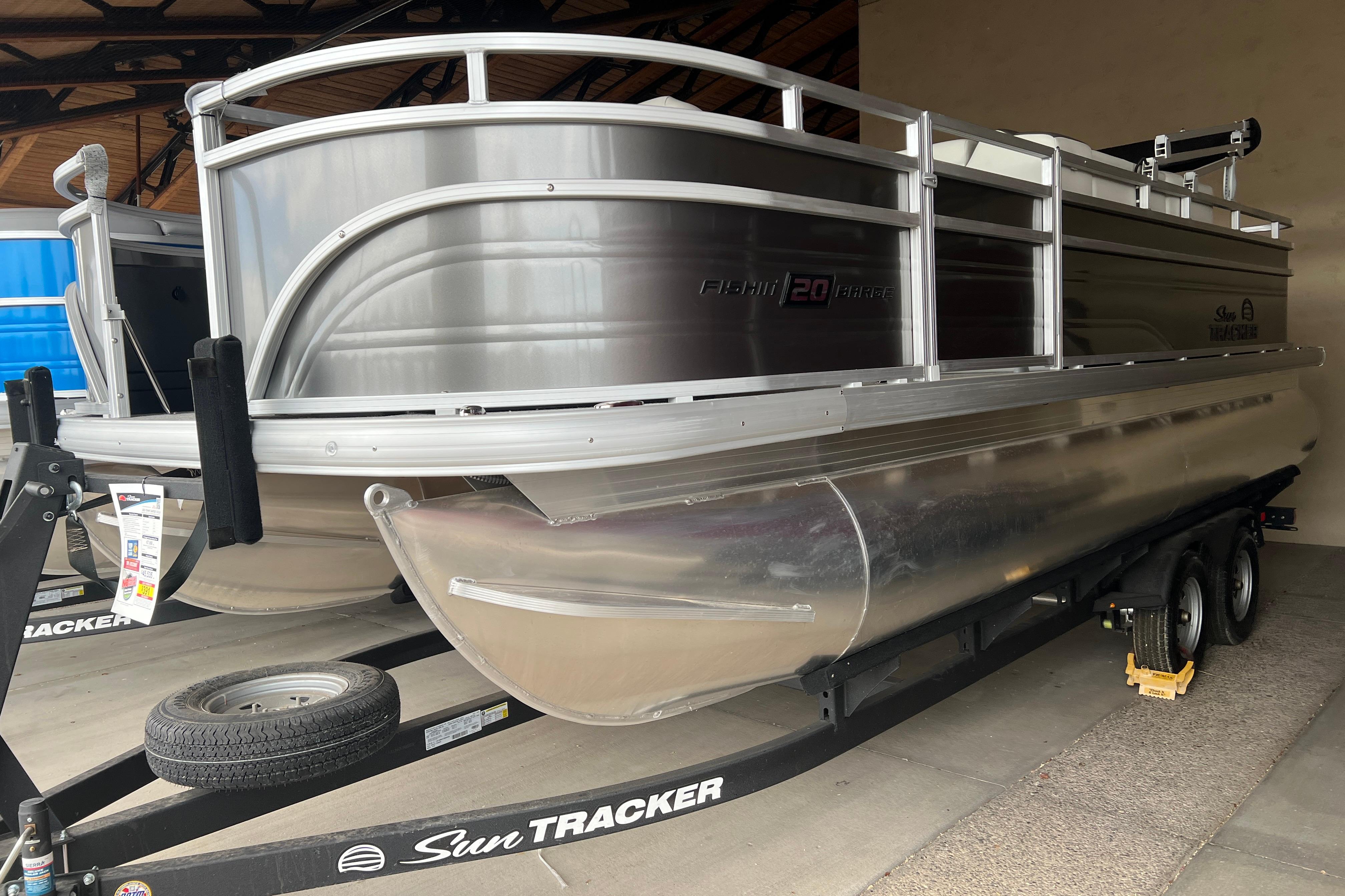 2026 Sun Tracker Fishin' Barge 20 DLX