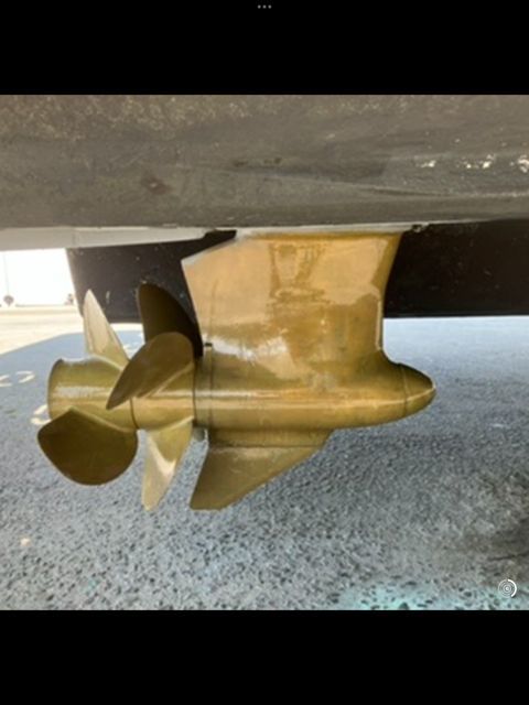 Close-up of a propeller on a 2009 Sea Ray 43 Sundancer boat.