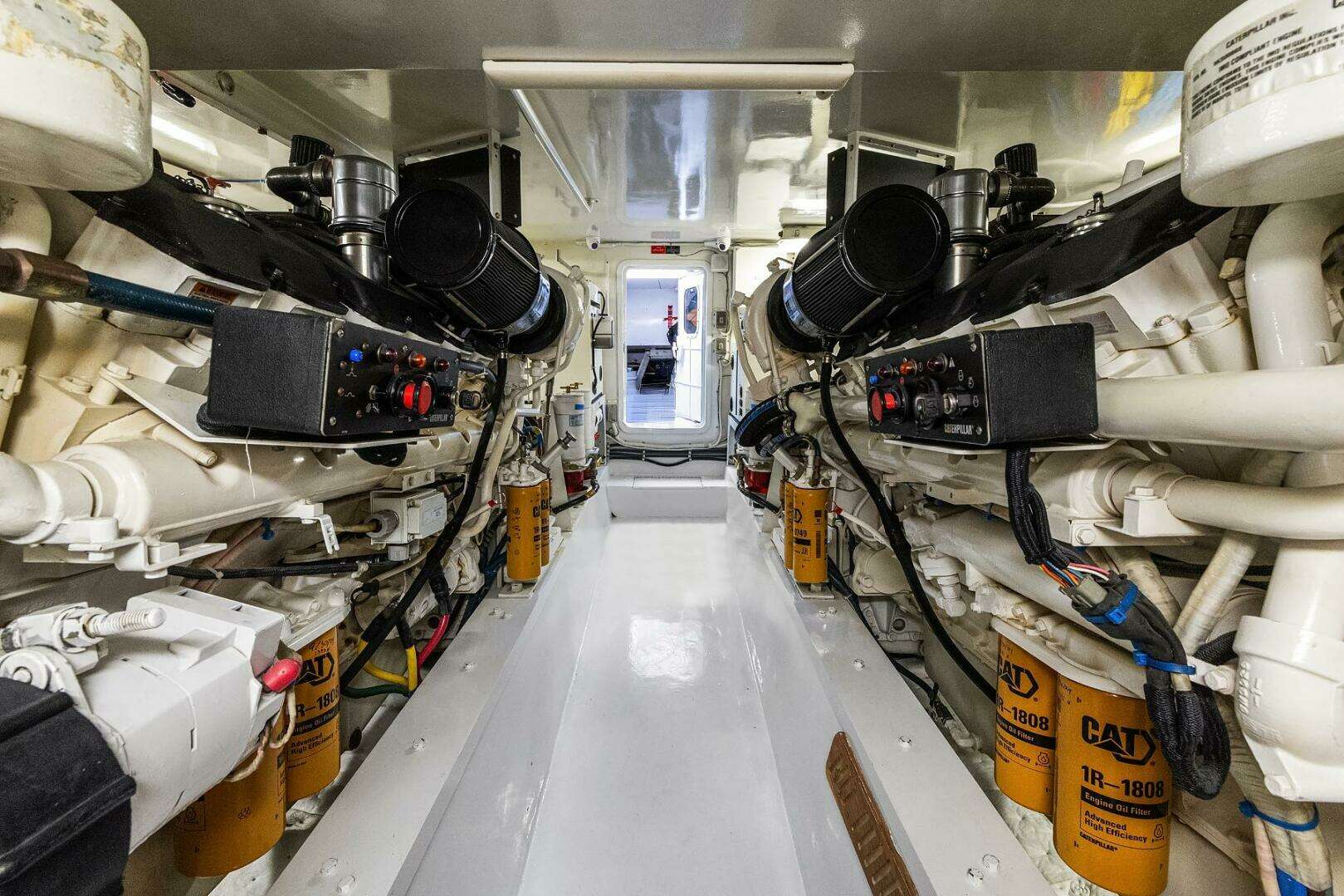 2001 Hatteras Cockpit Motoryacht - Image 26