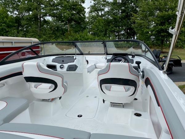 2024 Tahoe 210 Si boat interior with white and black seats, dashboard, and steering wheel.