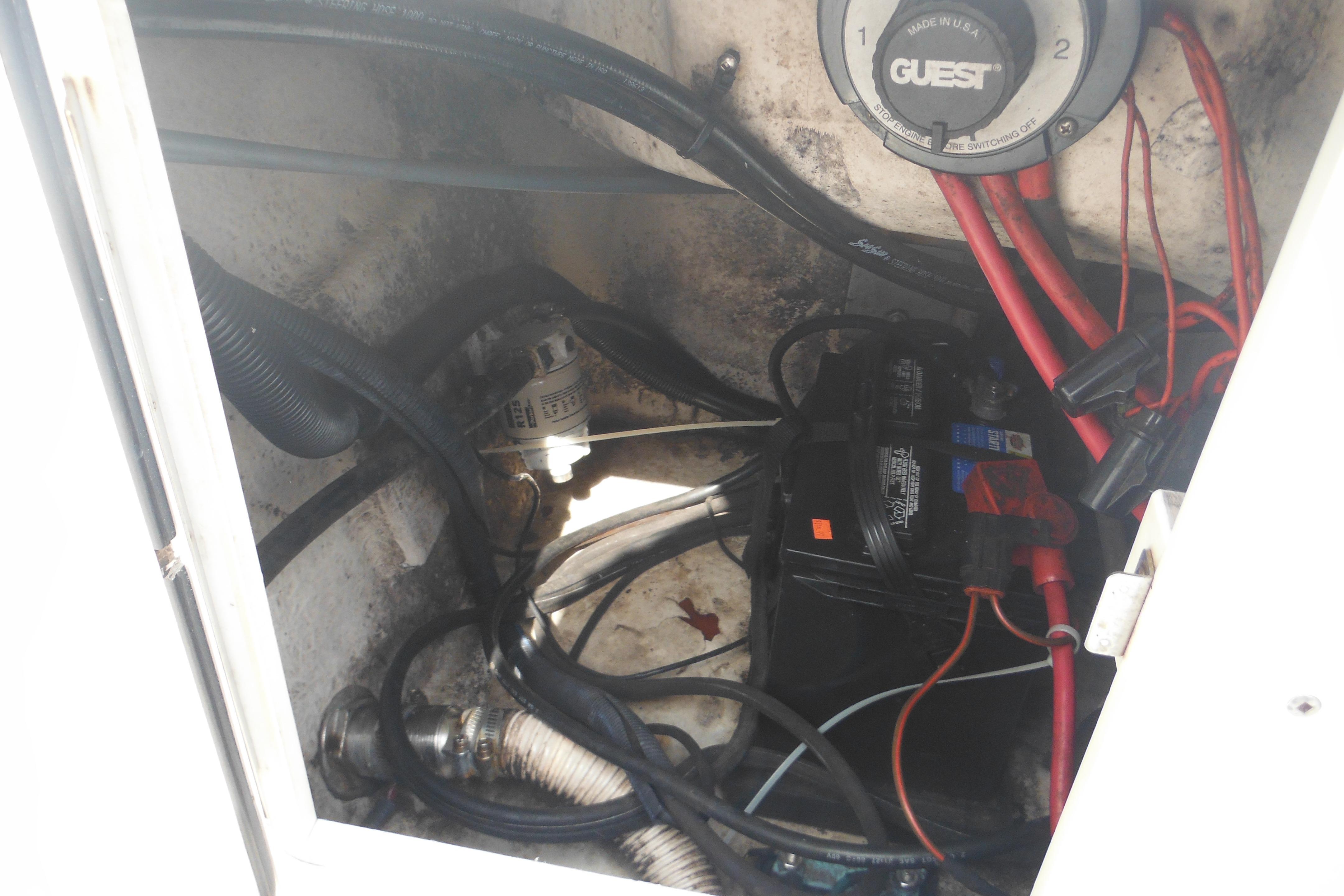 2005 Seaswirl Striper 2101 Walkaround O/B boat battery compartment with wiring and connections.