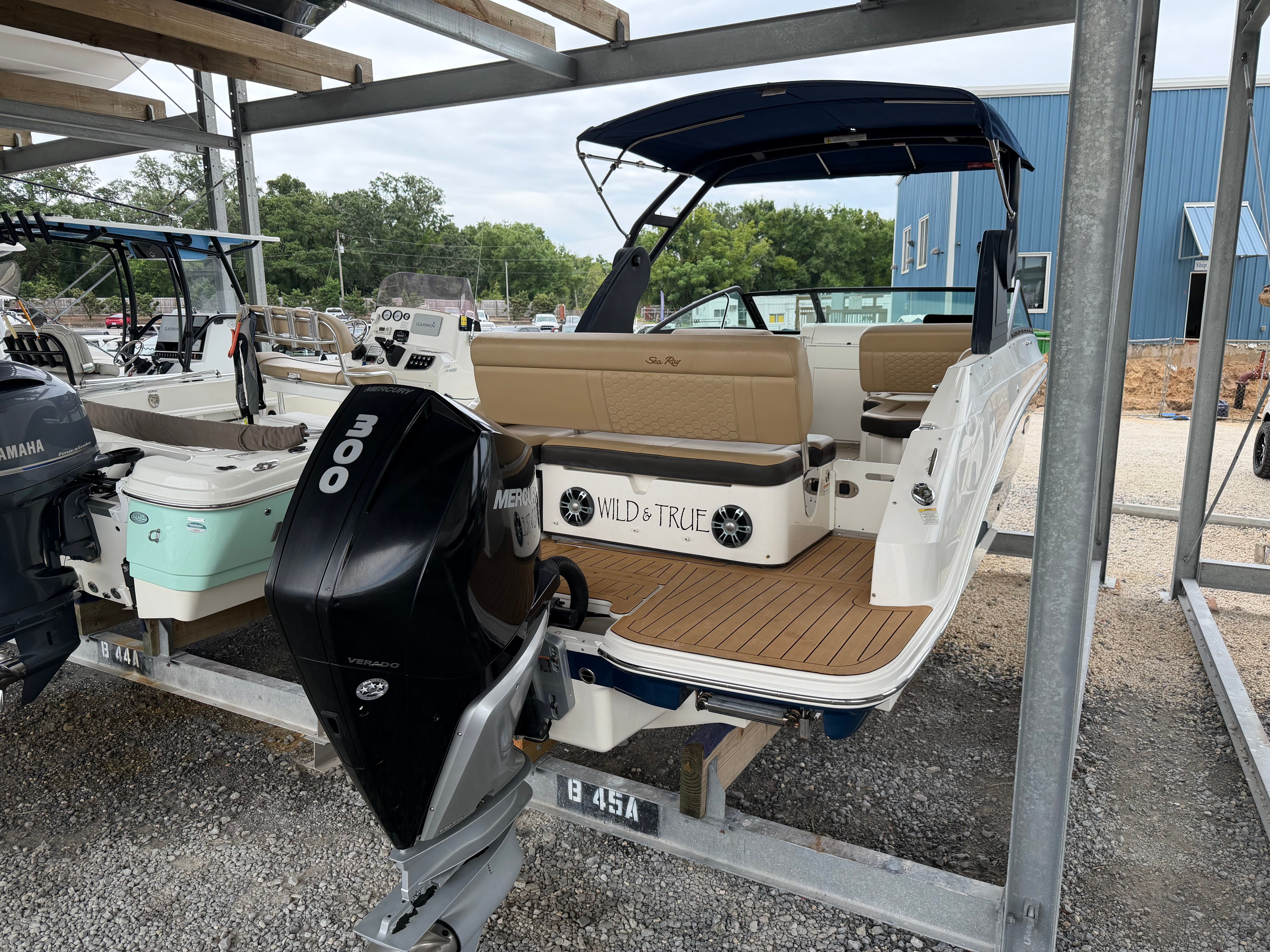 2020 Sea Ray SDX 250 Outboard on a boat trailer.