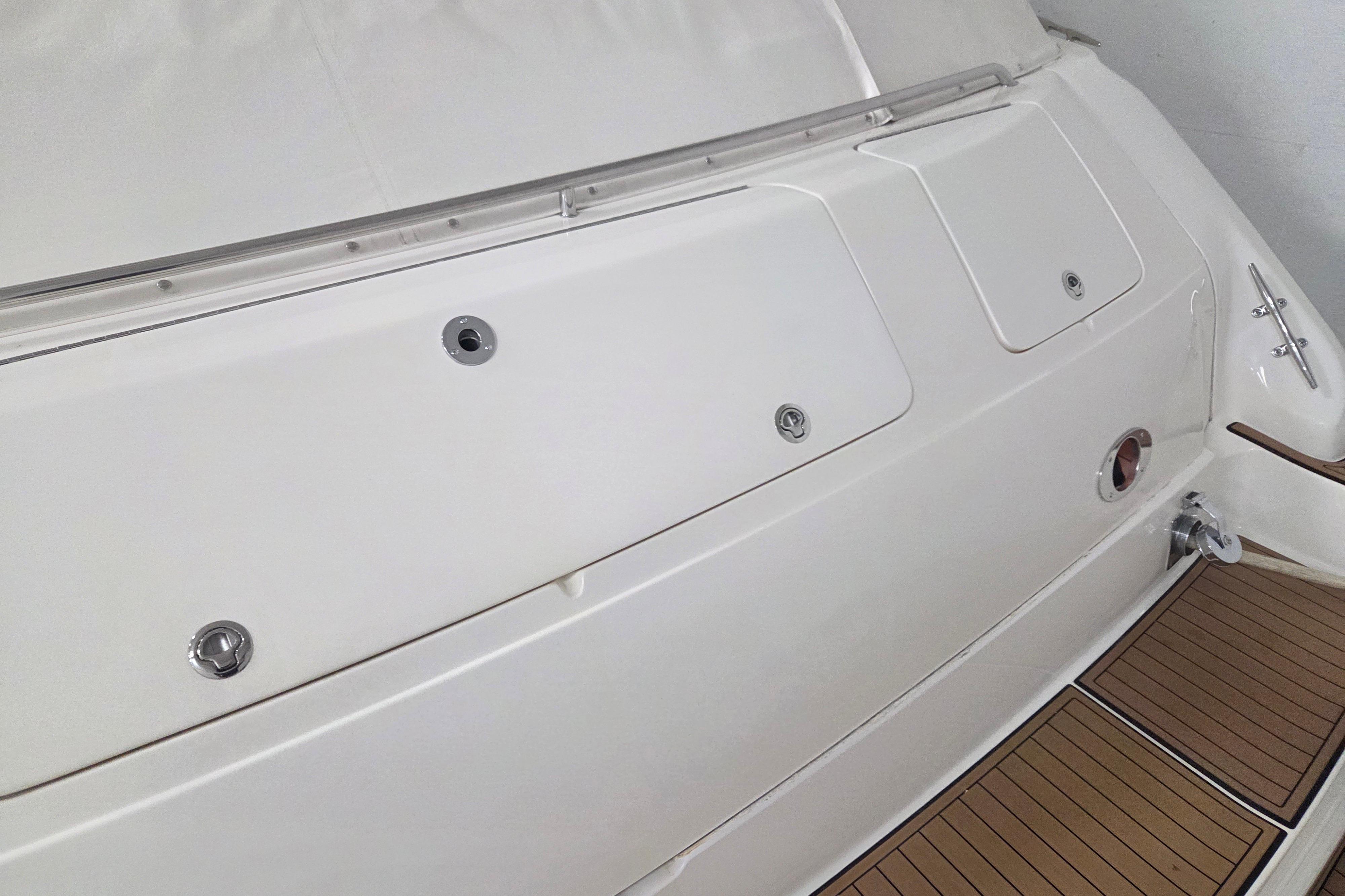 2000 Sea Ray Sundancer 540 yacht deck with sleek white finish and wood accents.