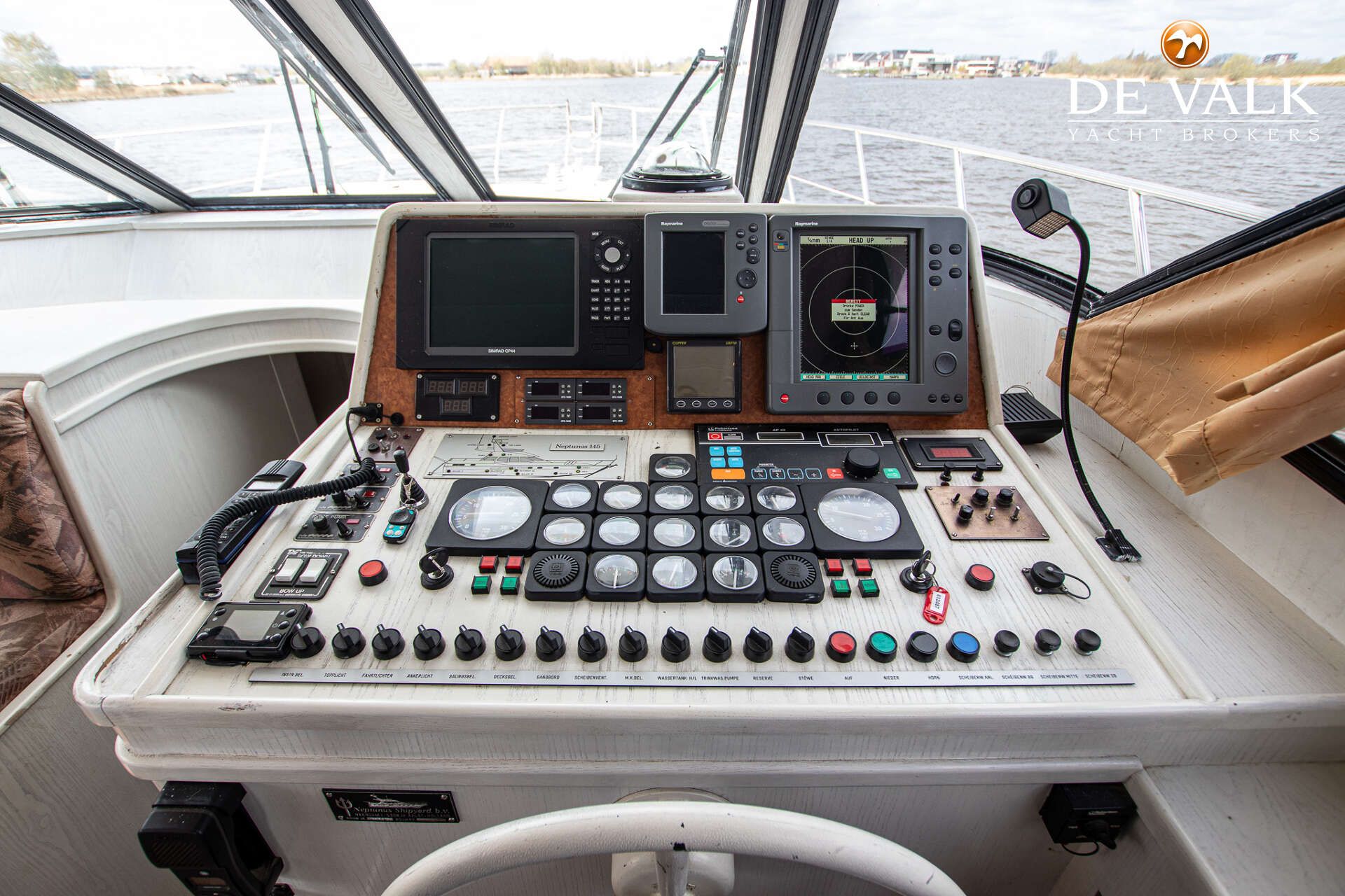 1991 Neptunus 145 Flybridge - 25