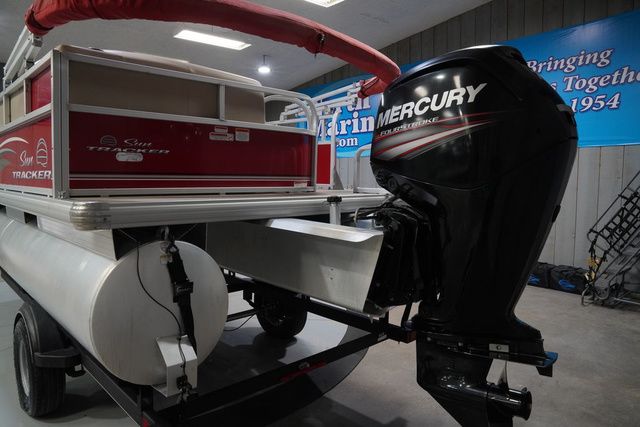 2017 Sun Tracker Party Barge 18 DLX - 9