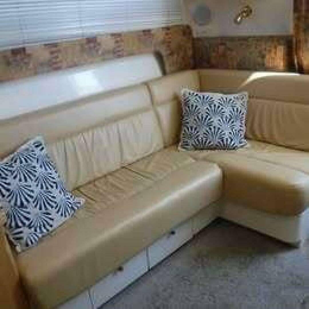 2001 Carver 350 Mariner - Image 6