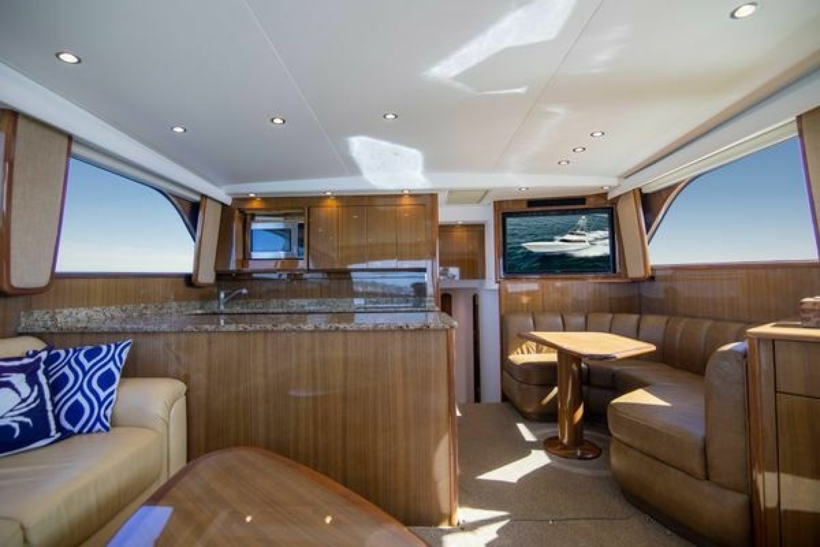 2007 Viking 52 Convertible - Image 11