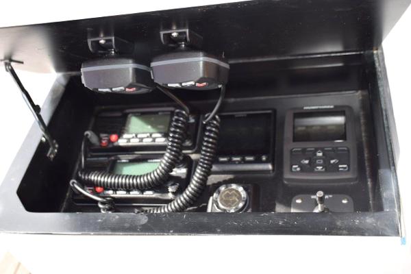 Thruster, auto-tabs, autopilot, spotlight, Vhf radios
