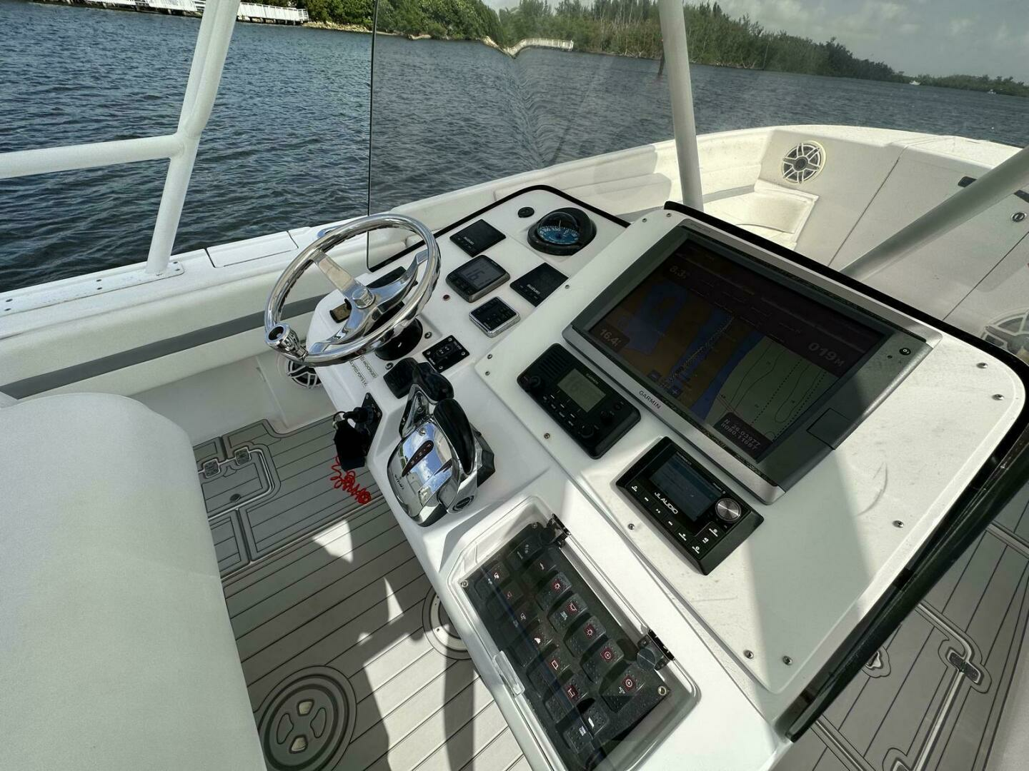 2003 Intrepid 32 - Image 9