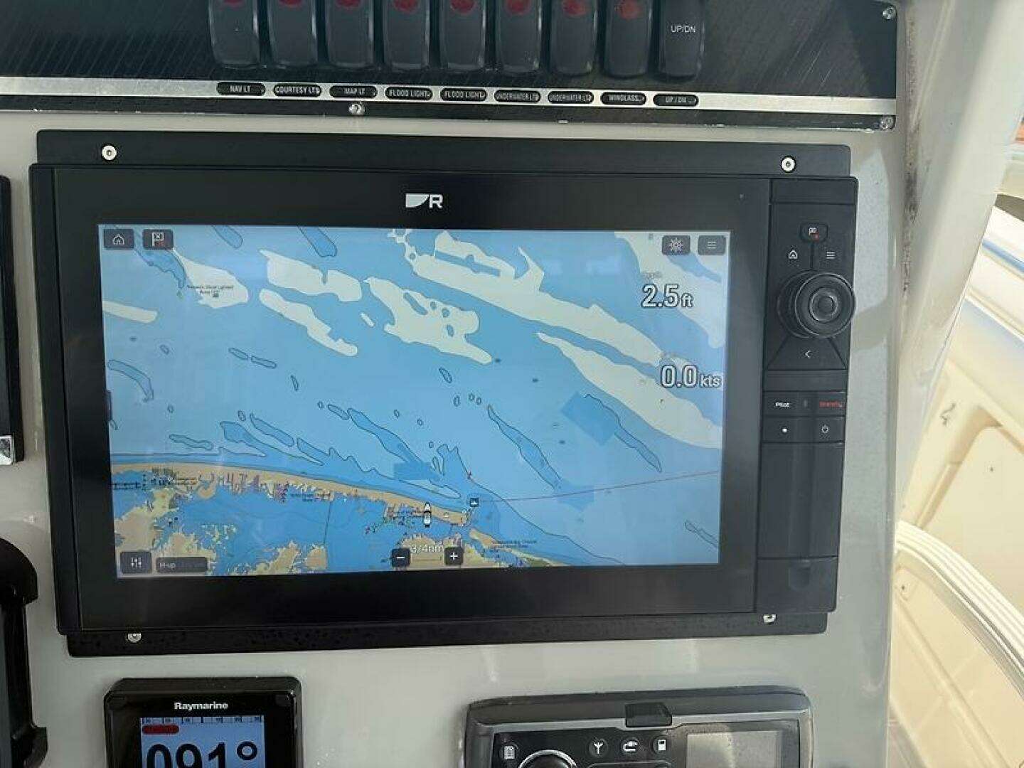 2014 Boston Whaler 350 Outrage - Image 21