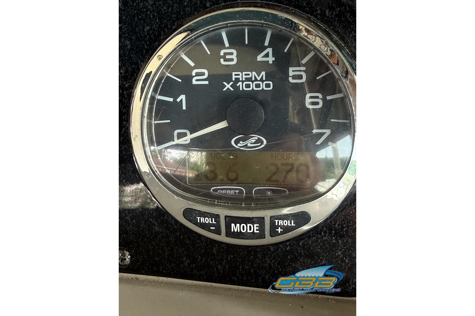 Tachometer of 2006 Sea Ray Sundancer 260 showing 270 hours.