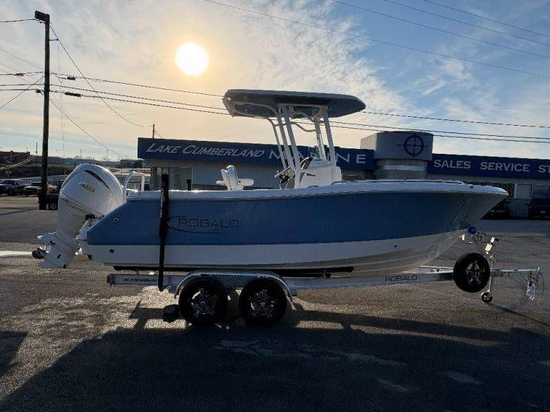 2026 Robalo R230 Center Console - 32