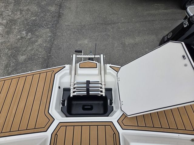 2026 Starcraft SVX 230 DC OB w/250hp and Trailer - 45