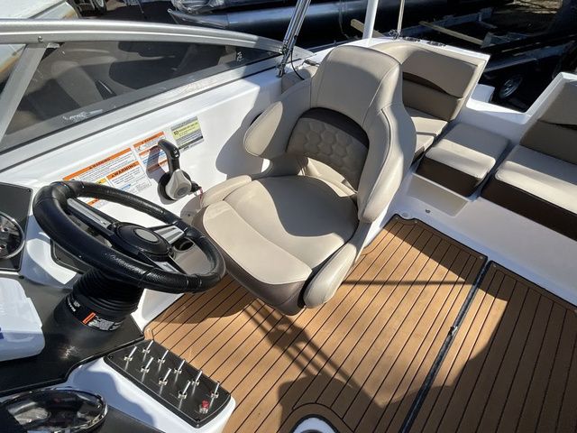 2021 Hurricane SunDeck 191 OB - 16
