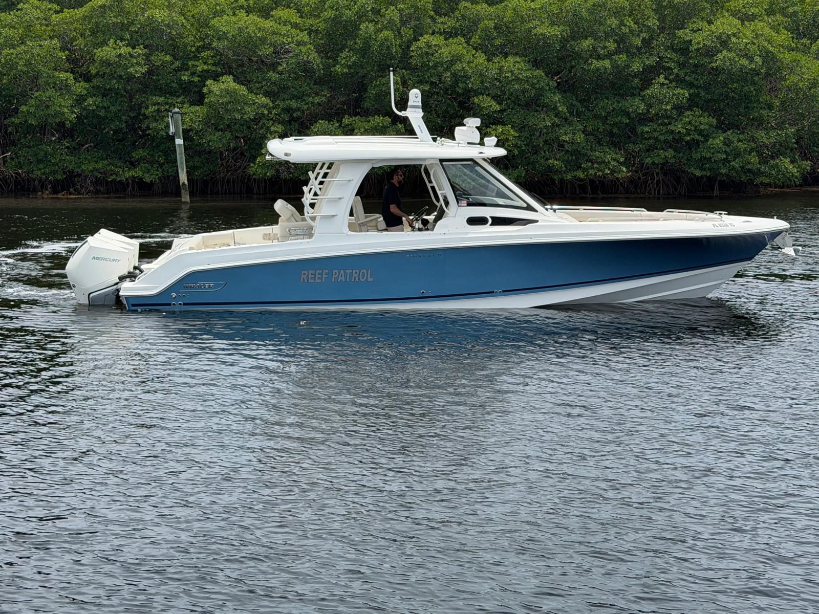 Boston Whaler 350 Realm 2022 on calm waters.