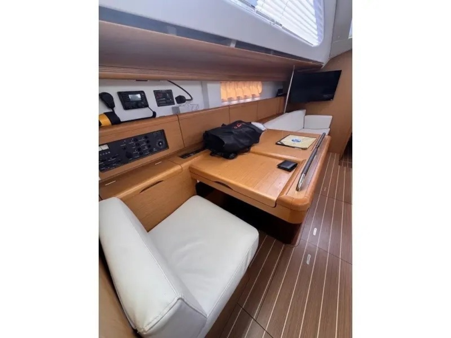 2011 Jeanneau 50 Deck Saloon - Image 16