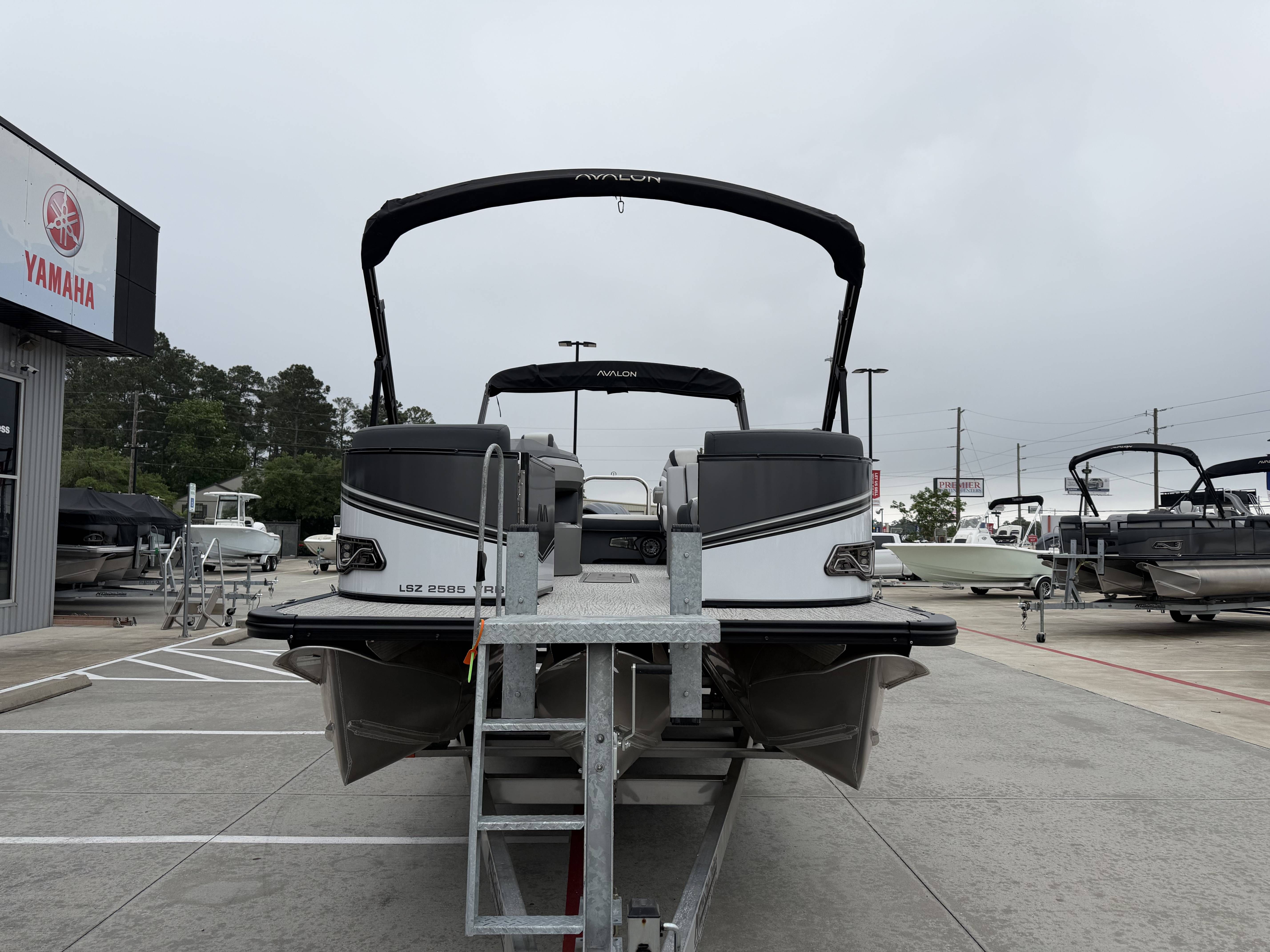 2025 Avalon LSZ Versatile Rear Bench - 25' - 5