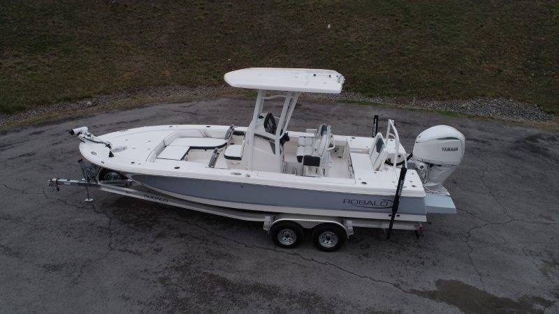2026 Robalo 246 Cayman - 20