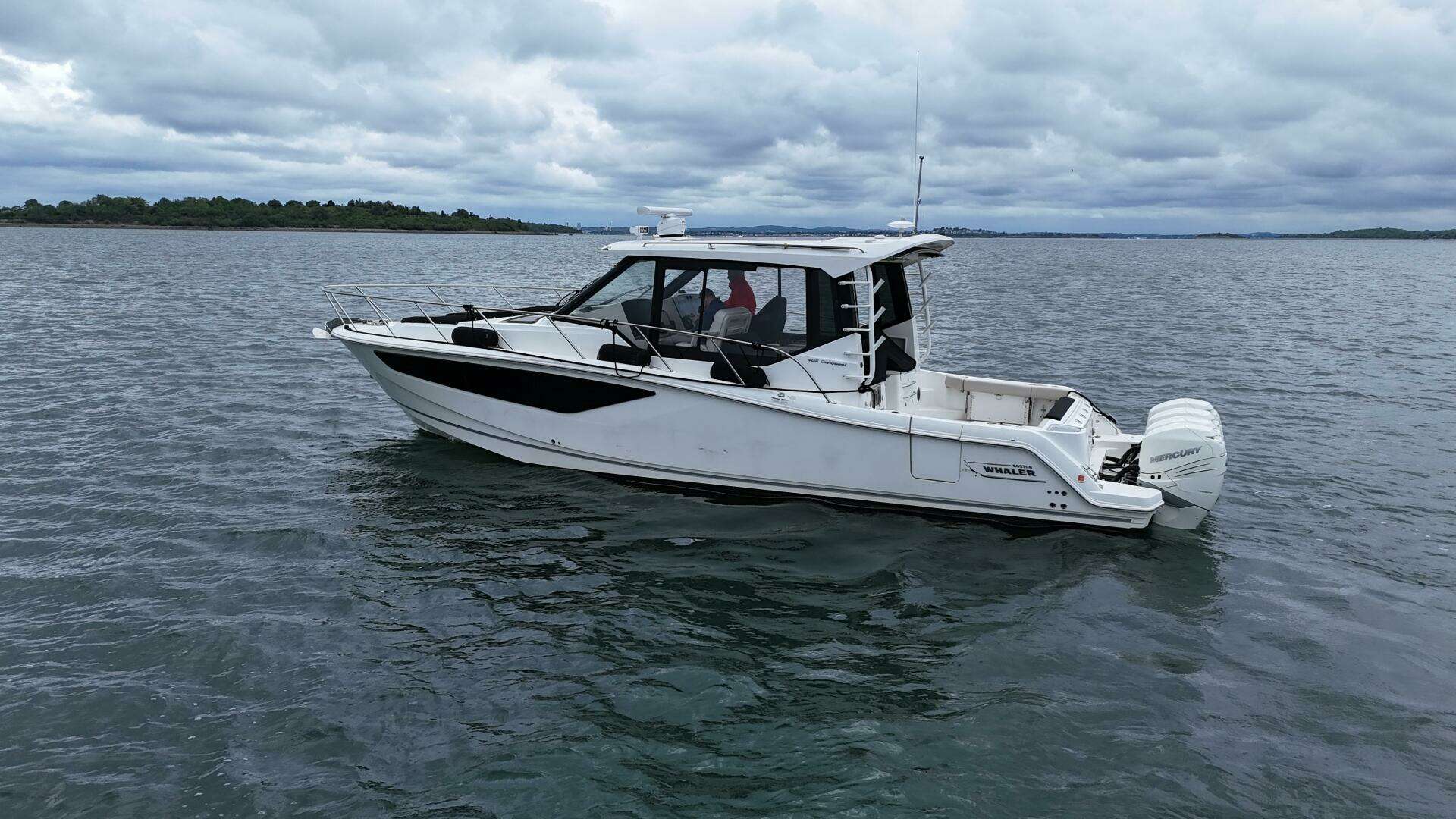 2021 Boston Whaler 405 Conquest - Image 8