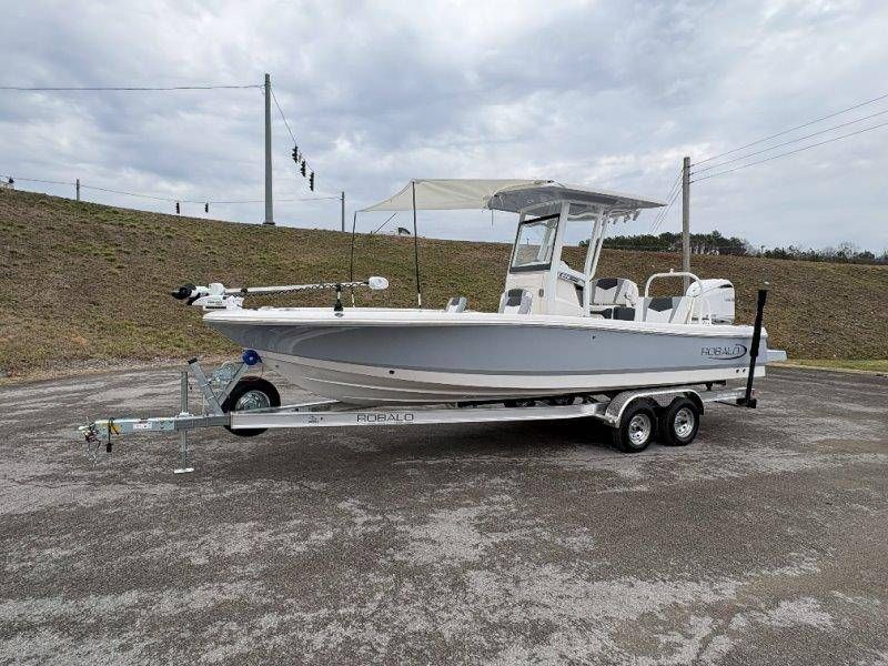 2026 Robalo 246 Cayman - 32