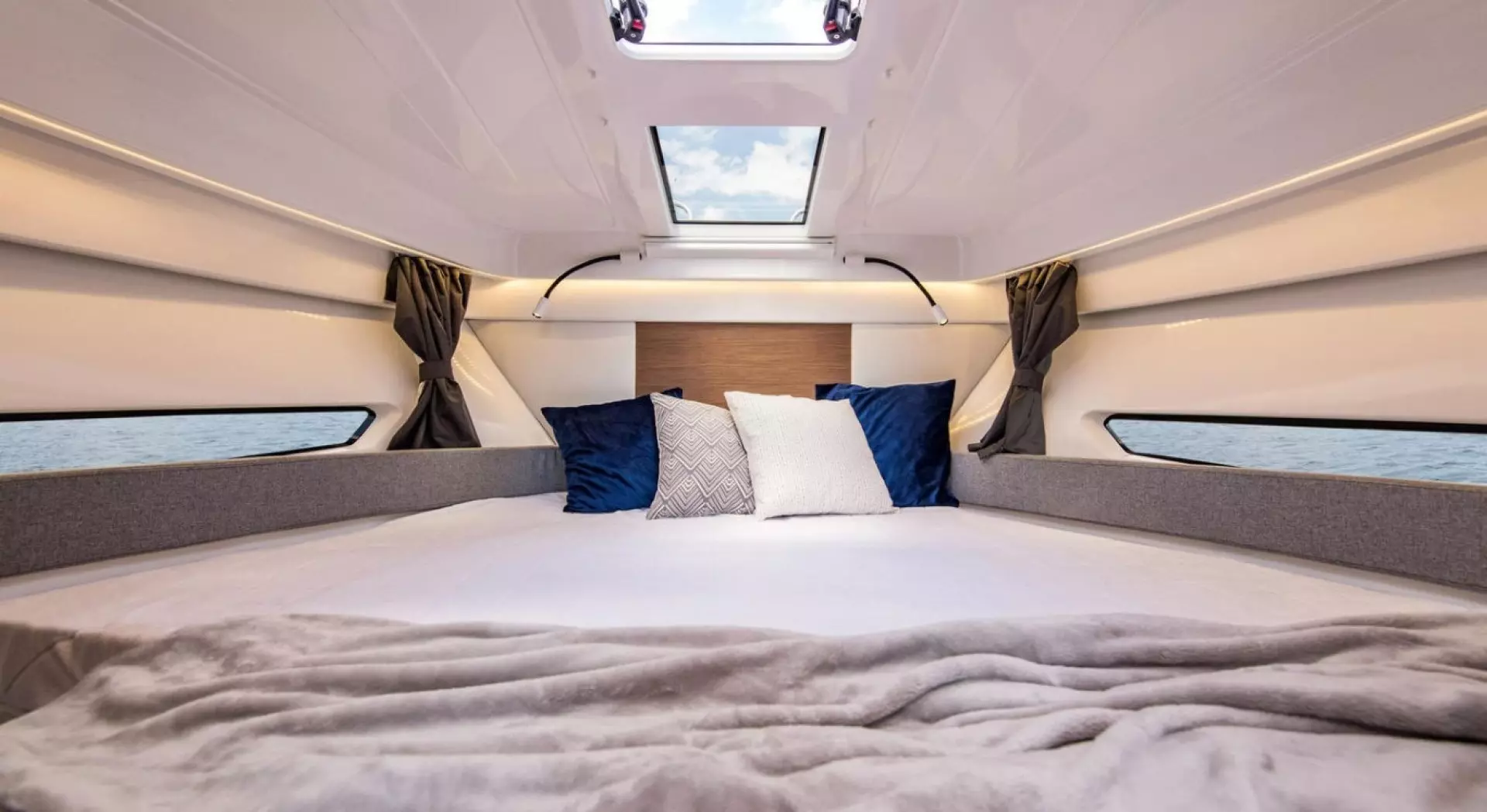 2025 Beneteau Antares 9 - Image 14
