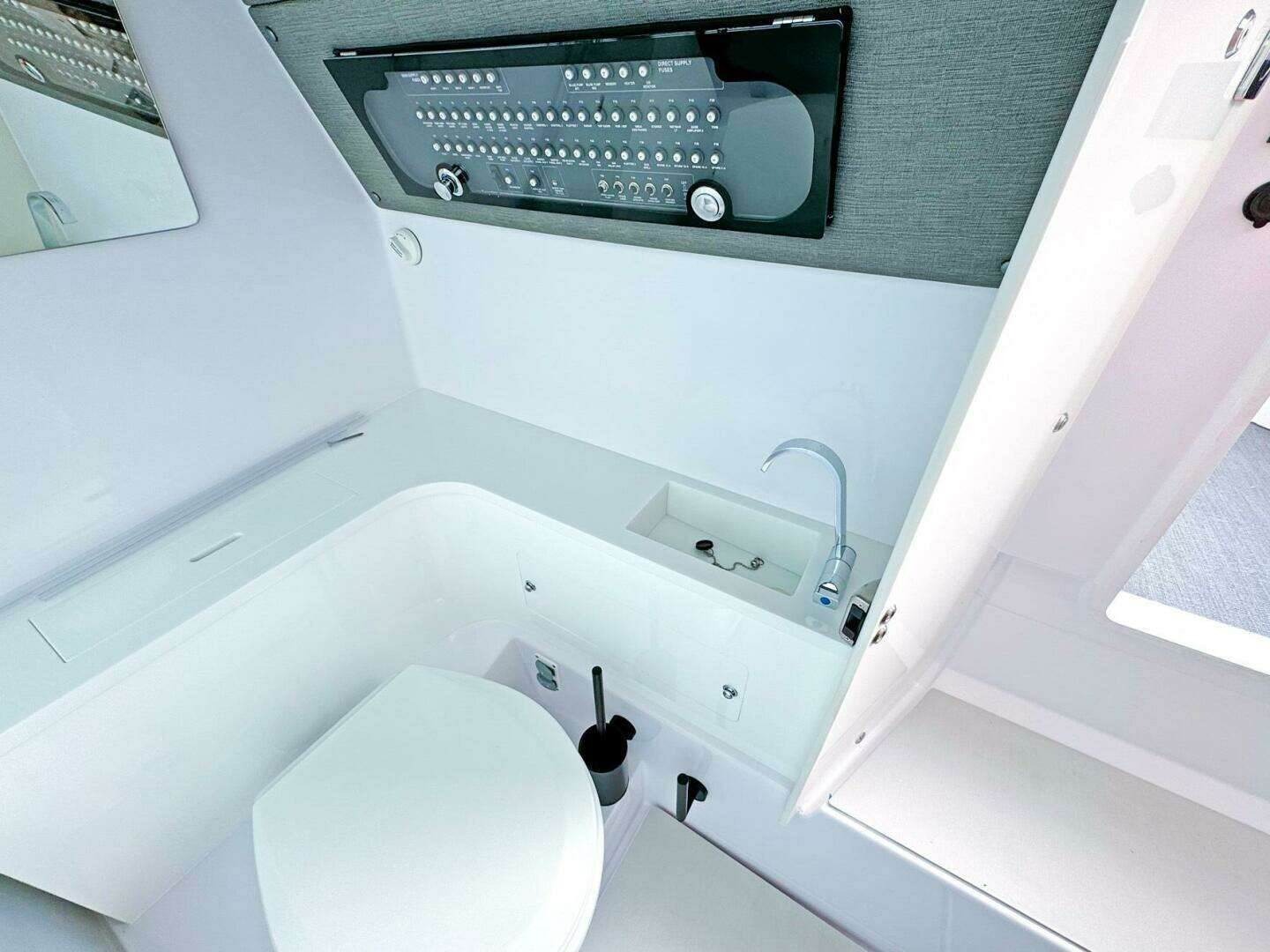 2024 Axopar 37XC CROSS CABIN - Image 11