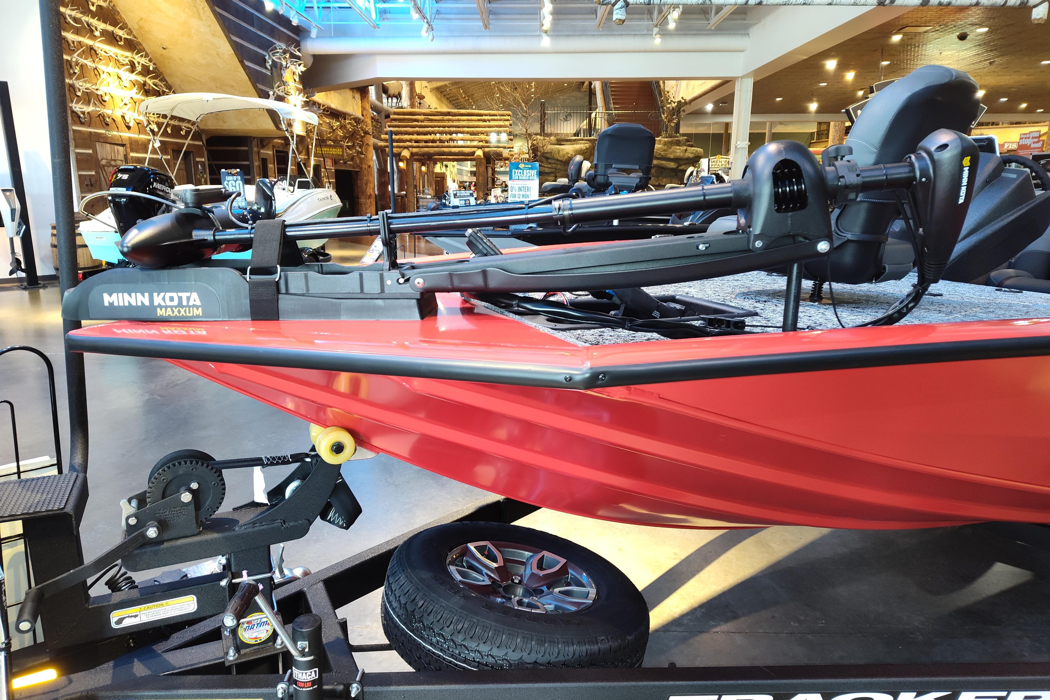 2026 Tracker Pro Team 195 boat with Minn Kota Maxxum motor on display.