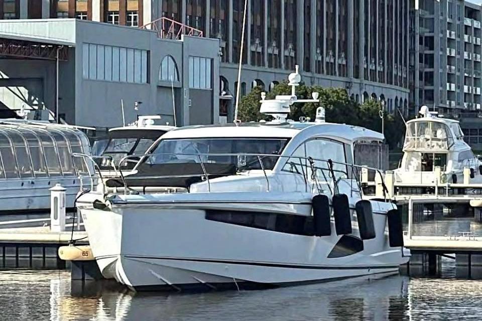 2018 Sealine C330