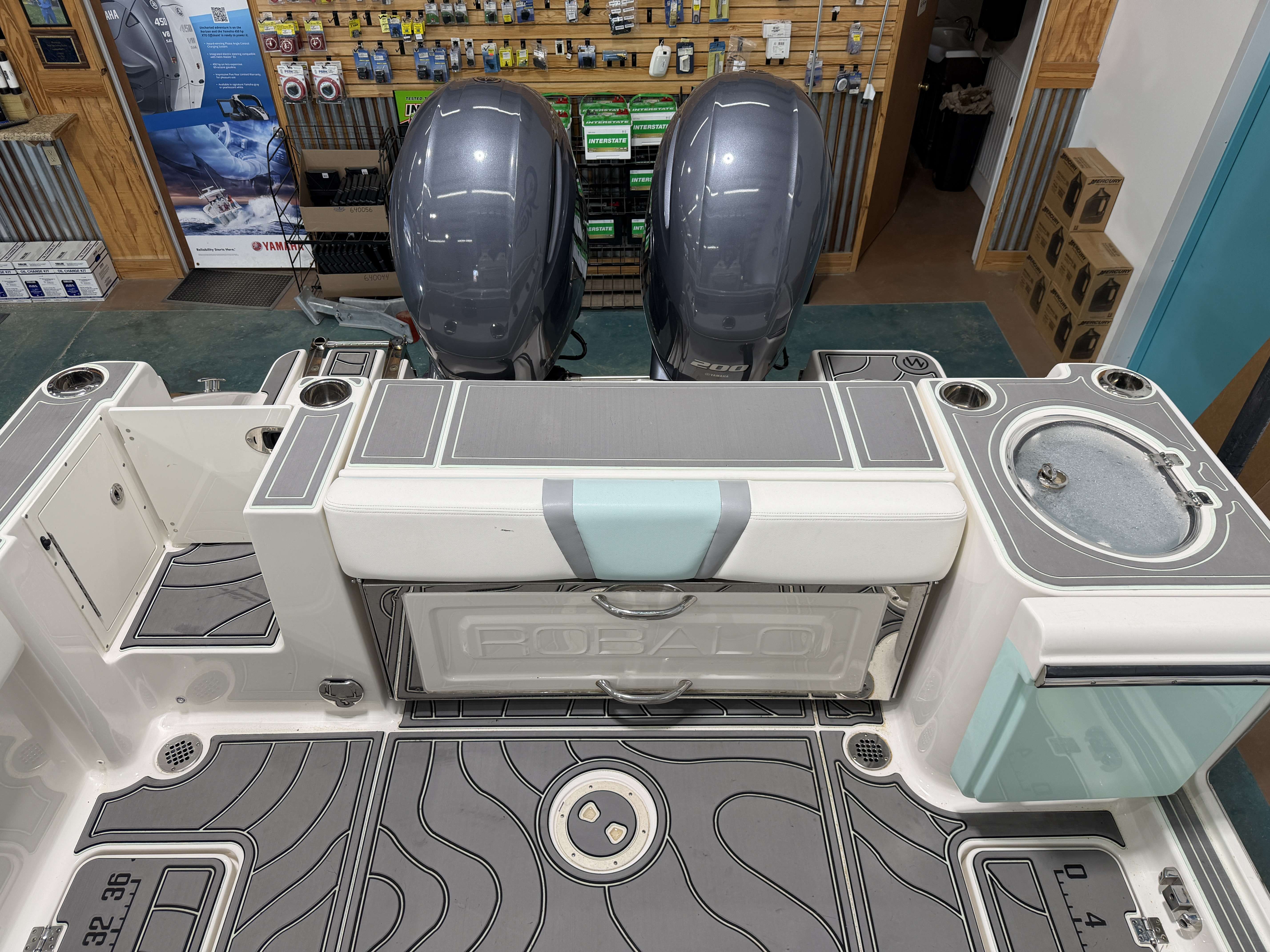 2023 Robalo R250 Center Console - 16