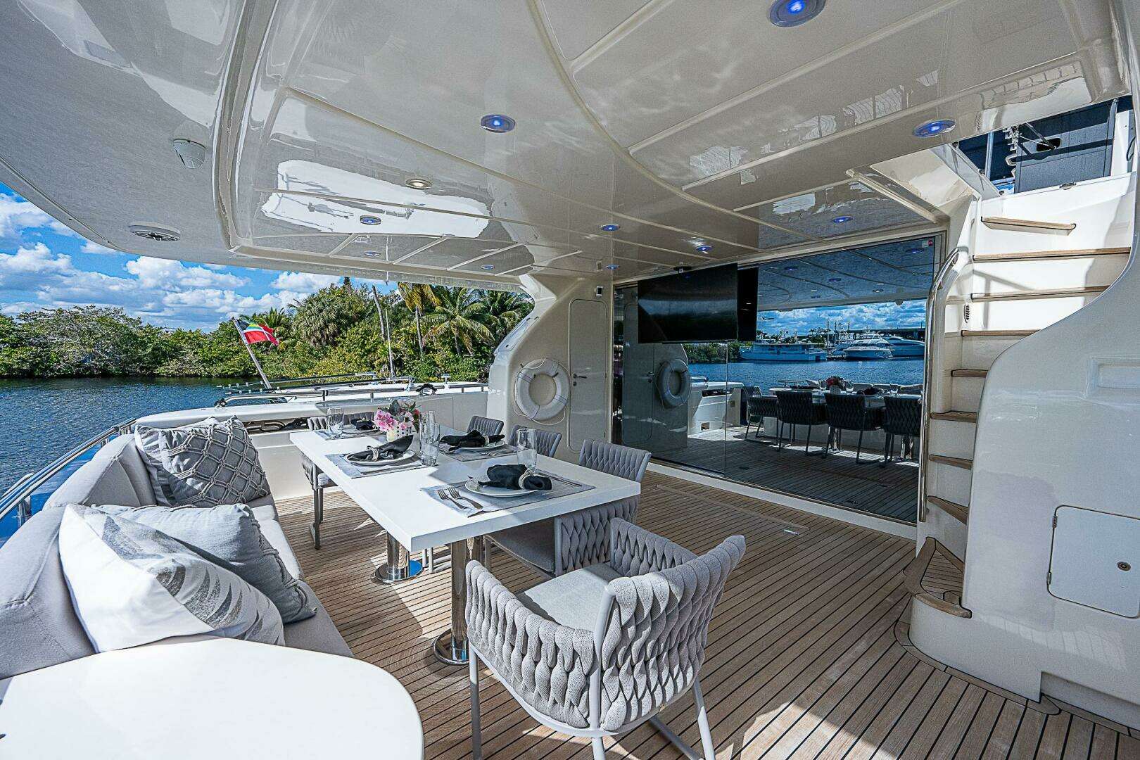 2006 Ferretti Yachts 830 - Image 27